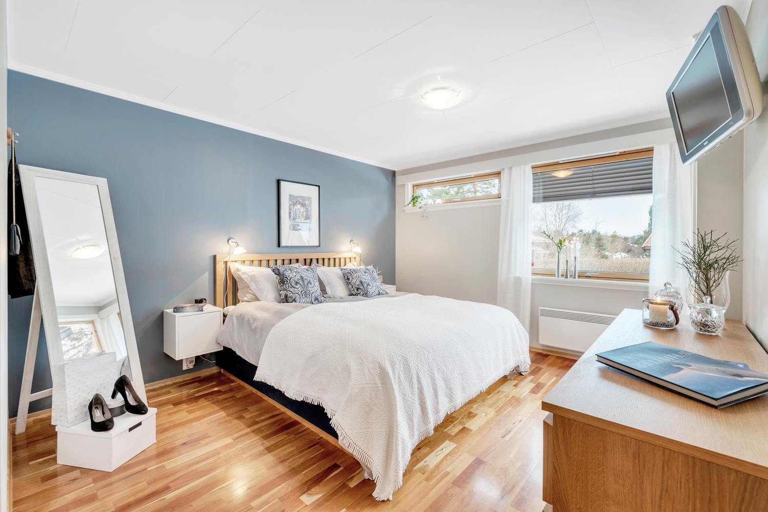 Boligens hovedsoverom er på ca. 14,5 kvm og har eget walk-in closet. Galleribilde