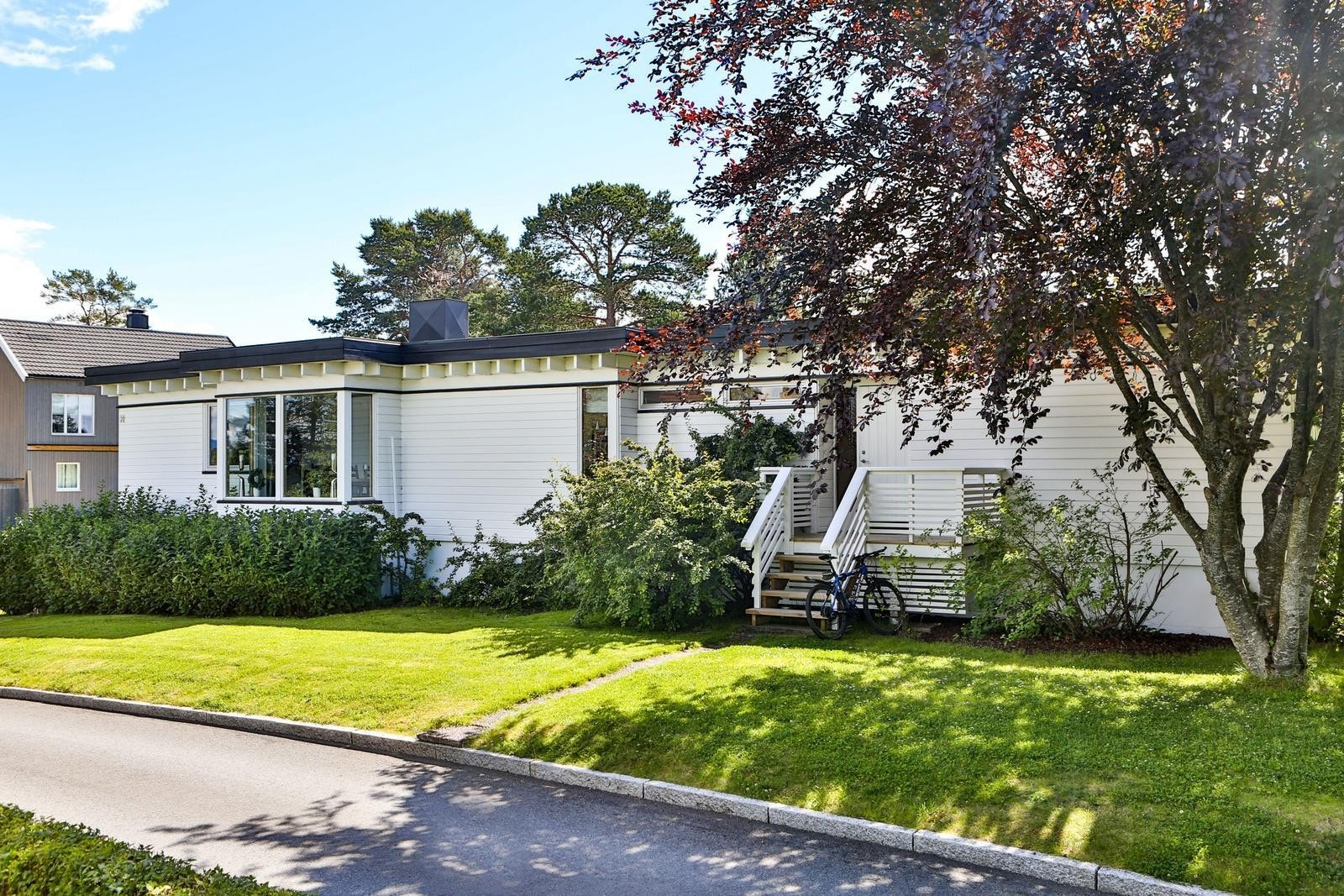 Hybeldelen har egen inngang til høyre i bildet og er p.t. utleid for kr. 5.500,- pr mnd. Galleribilde