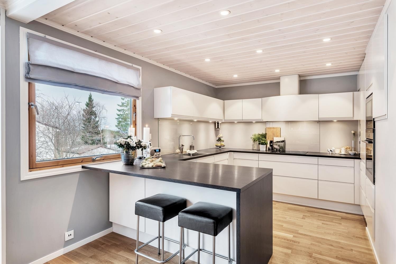 Boligen har et sosialt og delikat HTH-kjøkken fra 2014. Kjøkkenet fremstår som nytt, og har integrerte hvitevarer, samt downlights i himling. Galleribilde