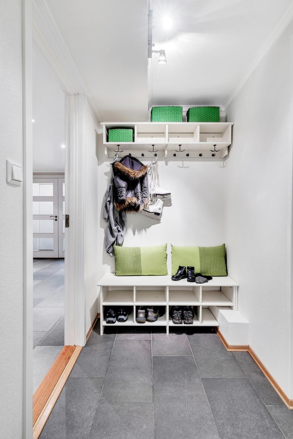 Mellomgang mellom bad og hall som også har oppbevaringsmuligheter. Galleribilde