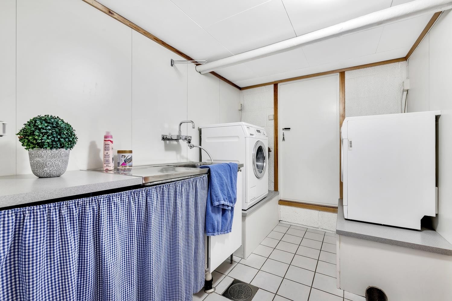 Huset har eget vaskerom i underetasjen, med utslagsvask, opplegg for vaskemaskin og tørk. Sluk i gulv. Galleribilde