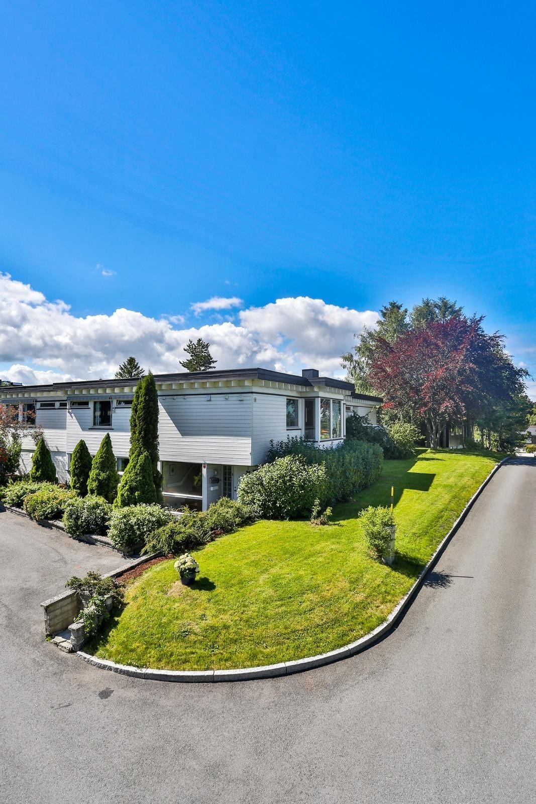 Huset har grøntareal på fremside, men største delen av gressplenen er på baksiden av huset. Galleribilde