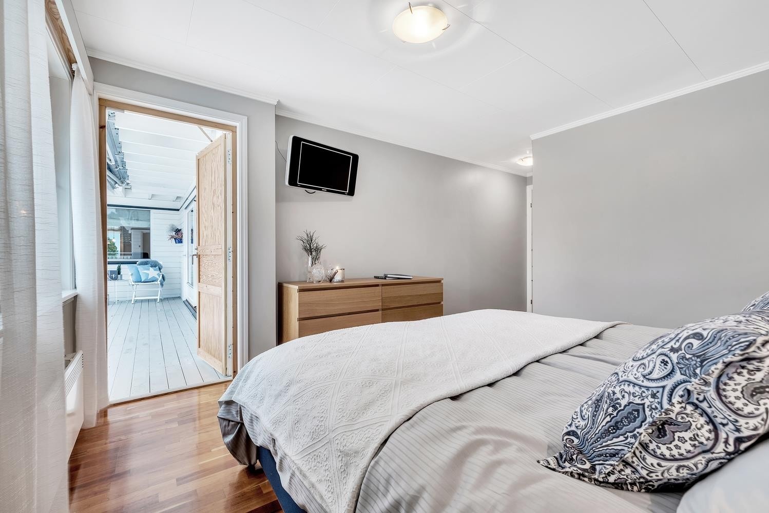 Fra hovedsoverommet er det også utgang til markterrassen på baksiden av huset. Galleribilde