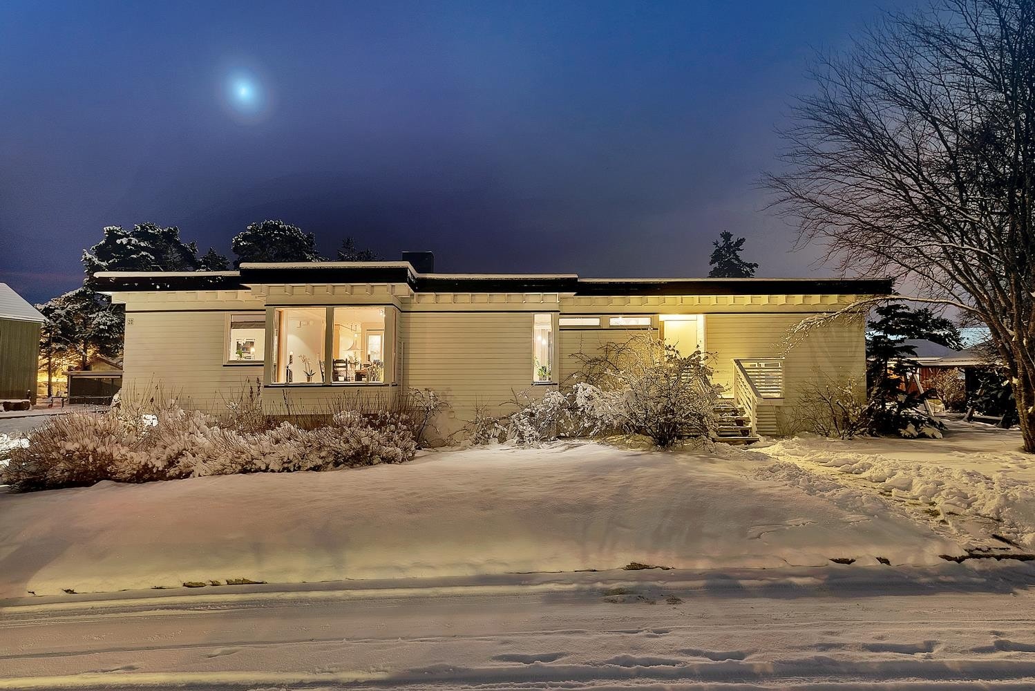 Utleiedelen har egen inngang på nordenden av huset og kan sees til høyre på bildet. Galleribilde