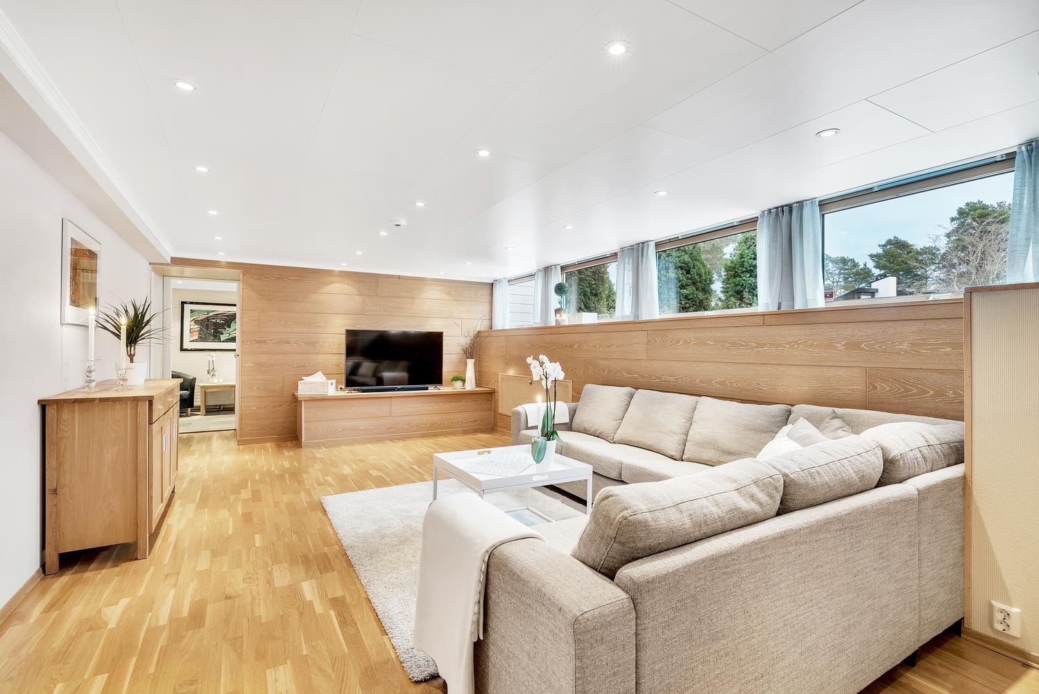 Stor stue i sokkel på ca. 33 kvm, perfekt som f.eks multimediarom. Downlights i himling. Galleribilde
