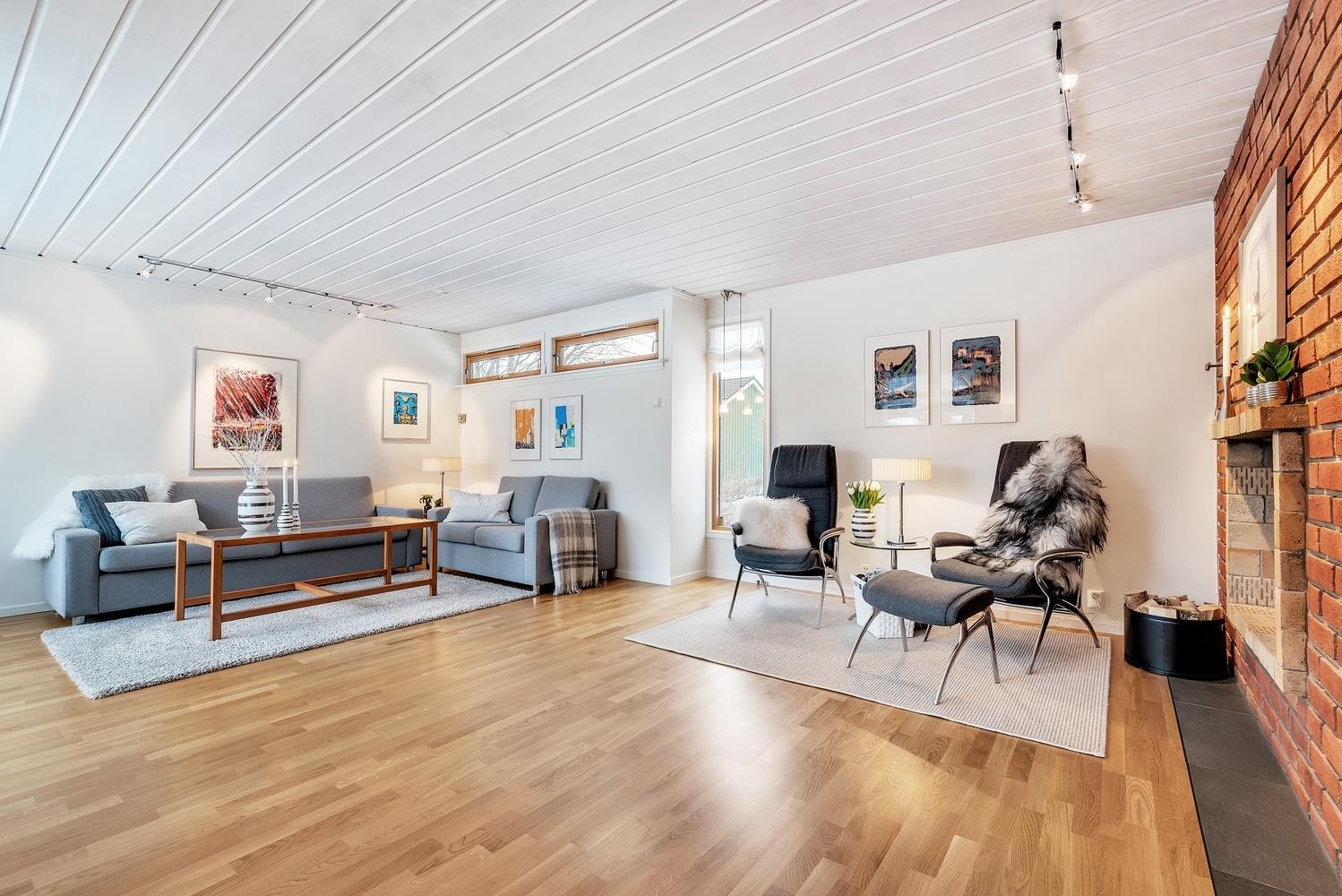 Peisestuen er av god størrelse og fremstår moderne og godt vedlikeholdt. Galleribilde