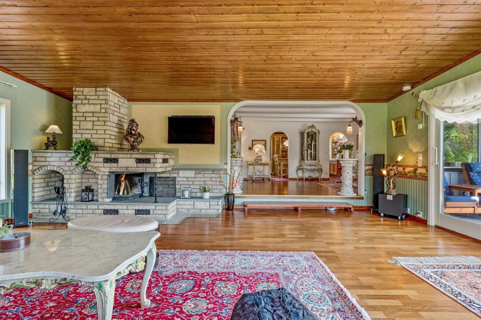 Fra hovedstuen er det også skyvedører ut til en solfylt terrasse og hage. Galleribilde