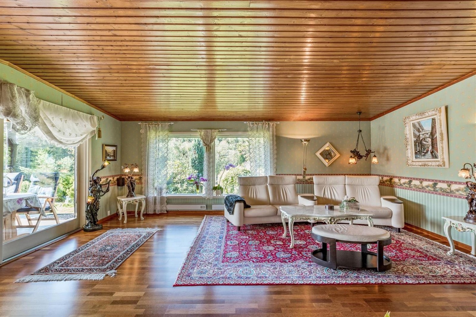 Stuen er todelt og oppleves som praktfull, der spisestuedelen ligger ett trinn høyere en hovedstuen. Rommene har gyllenbrun parkett på gulv, gulvvarme og gode vindusflater som gir rikelig med lys. Galleribilde