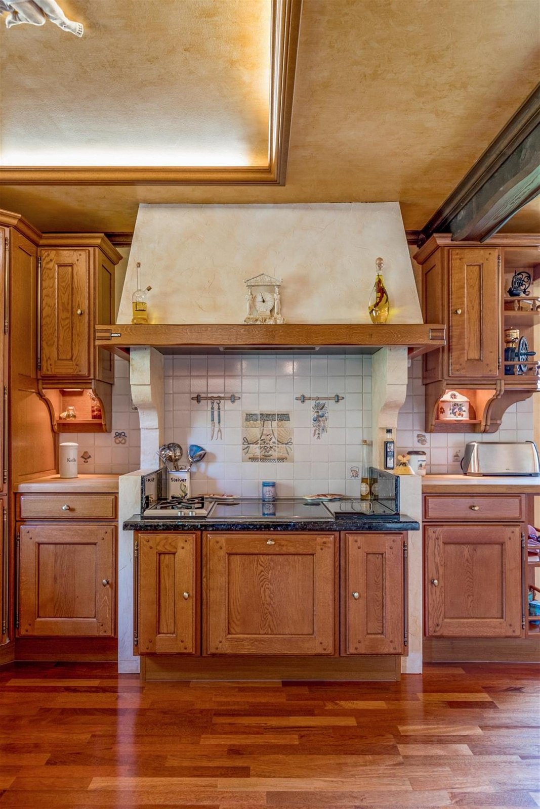 Kokesonen har keramisk topp, gassbluss og frityrkoker, samt innebygd ventilator i stilfull grueløsning. Galleribilde