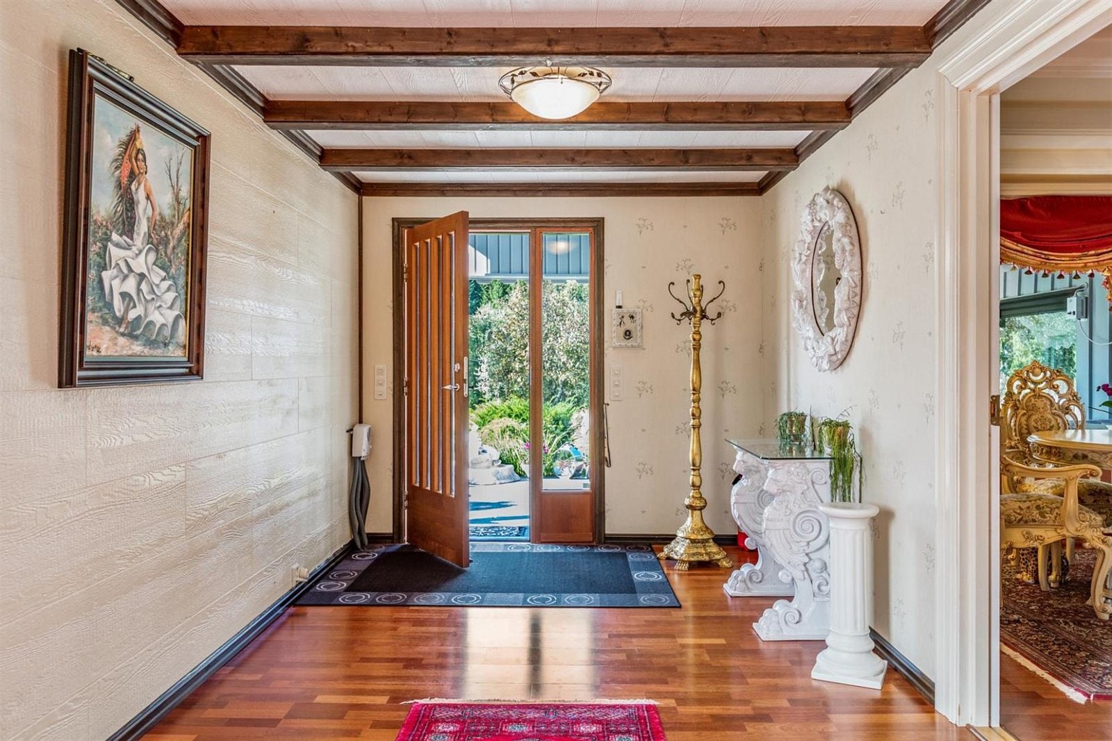 Entreen er innbydende og holdt i en ekstravagant stil som er gjennomgående for boligen. Galleribilde