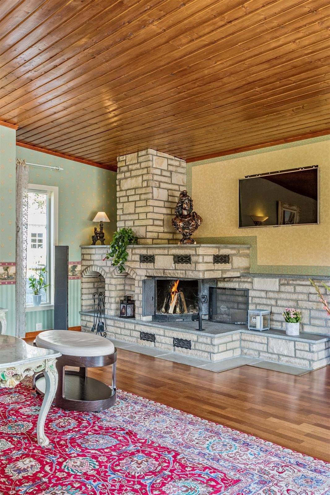 Stuen er todelt og oppleves som praktfull, der spisestuedelen ligger ett trinn høyere en hovedstuen. Rommene har gyllenbrun parkett på gulv, gulvvarme og gode vindusflater som gir rikelig med lys. Galleribilde