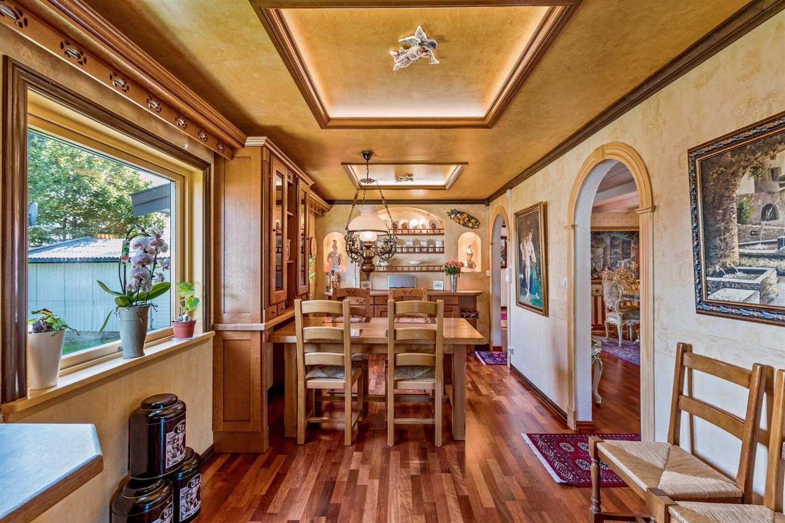 Kjøkkenet fra 2003 er eksklusivt og holdt i en stil som gir assosiasjoner til franske vingårder. Galleribilde