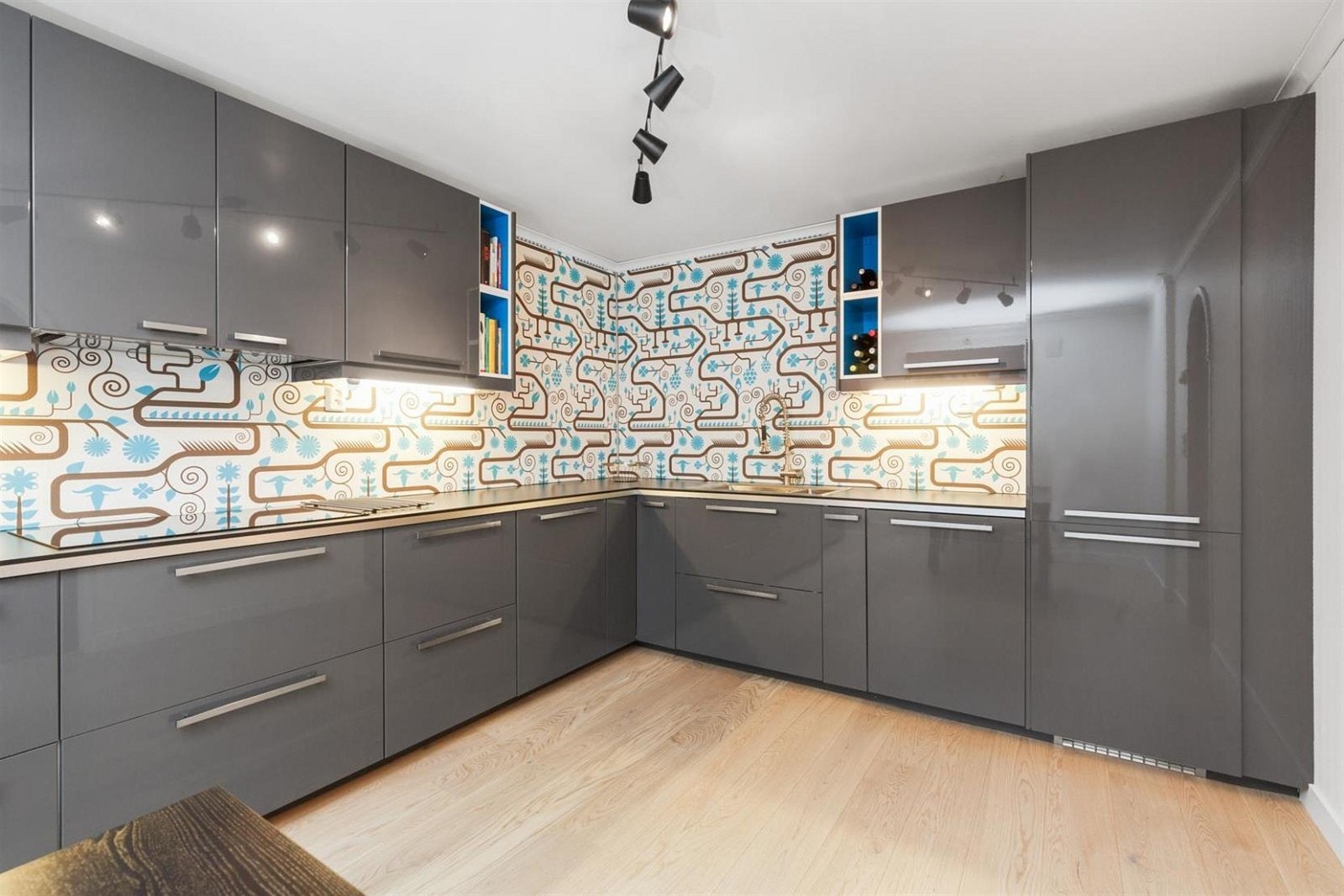 Kjøkken med meget god skapplass Galleribilde