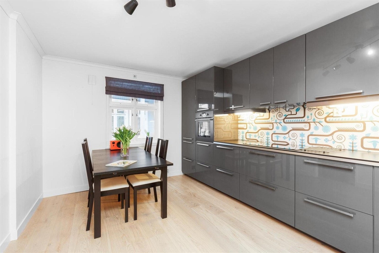 Kjøkken og spisebord Galleribilde