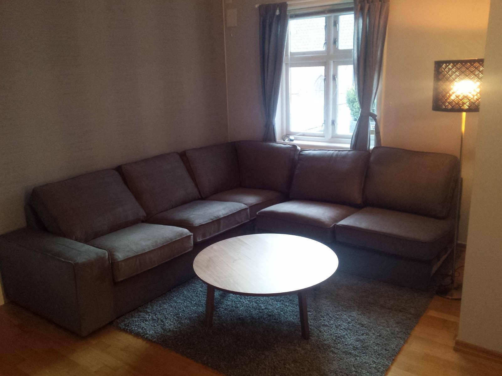 Stue med stor hjørnesofa Galleribilde