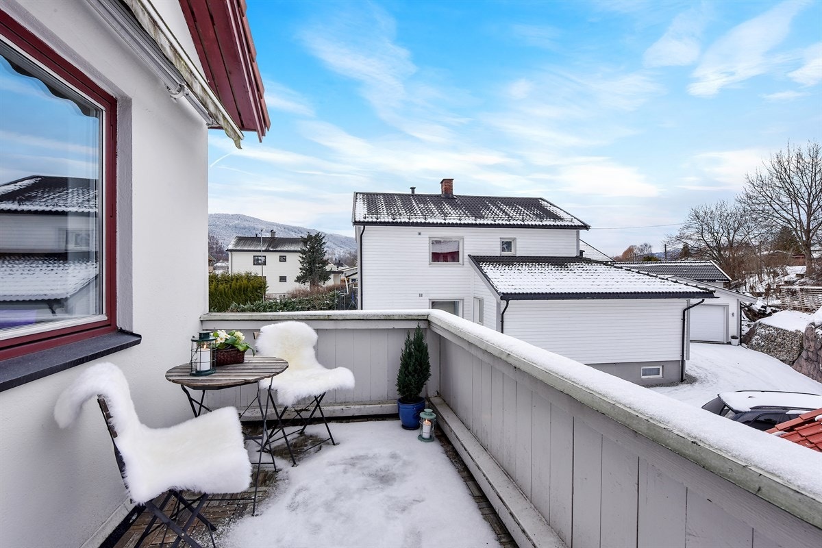 Fra stuen er det utgang til en solrik og romslig balkong. Galleribilde