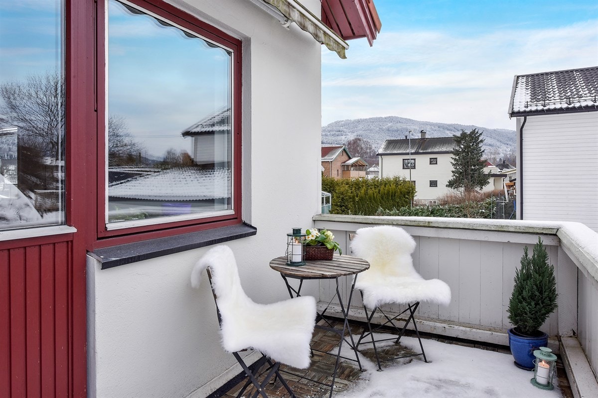 Balkongen er nordvestvendt med god plass for hyggelig sittegruppe. Galleribilde