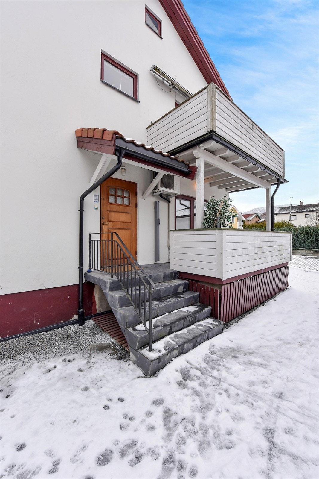 Det er inngang via felles trapperom opp til andre etasje. Galleribilde