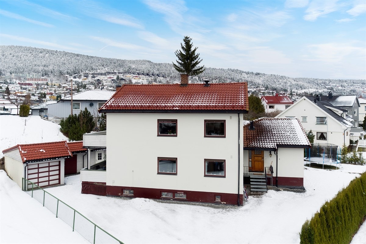 Det er tilgang på en solrik felleseiendom, som er opparbeidet med bl.a. steinbelagte internveier og plenareal. Galleribilde