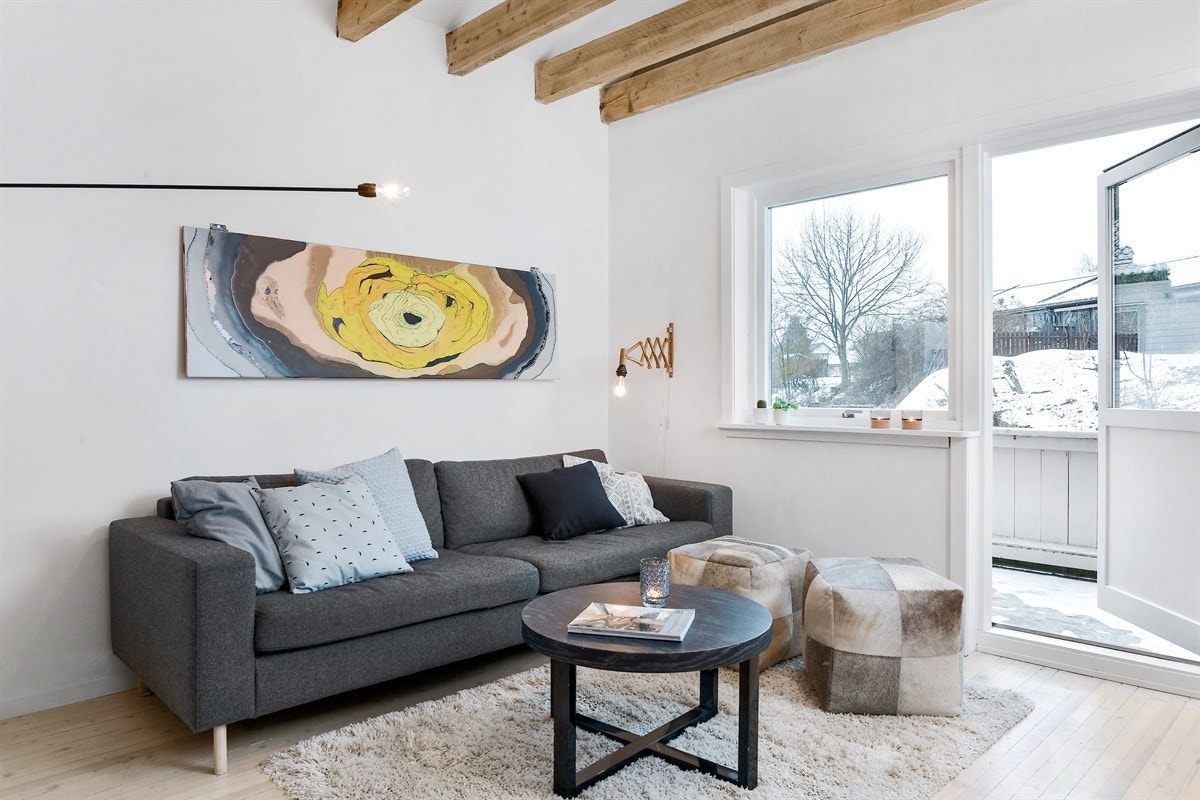 Stuen har gode vindusflater som gir rikelig med lys. Galleribilde