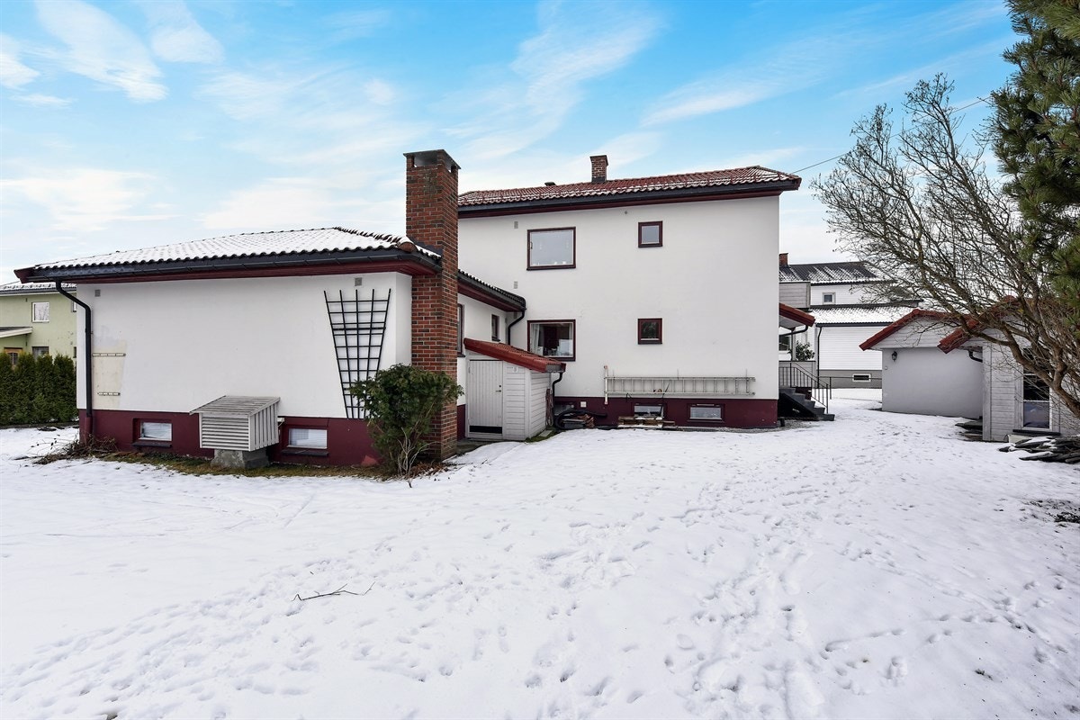 Eiendommen ligger i et rolig og barnevennlig boligområde på Åssiden i Drammen kommune. Galleribilde