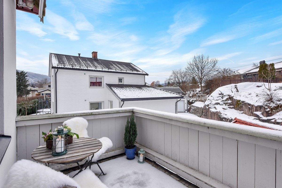 Balkongen har gode solforhold fra ca. klokken 14-21.30 (sommerstid), og utsyn til det koselige nabolaget. Galleribilde