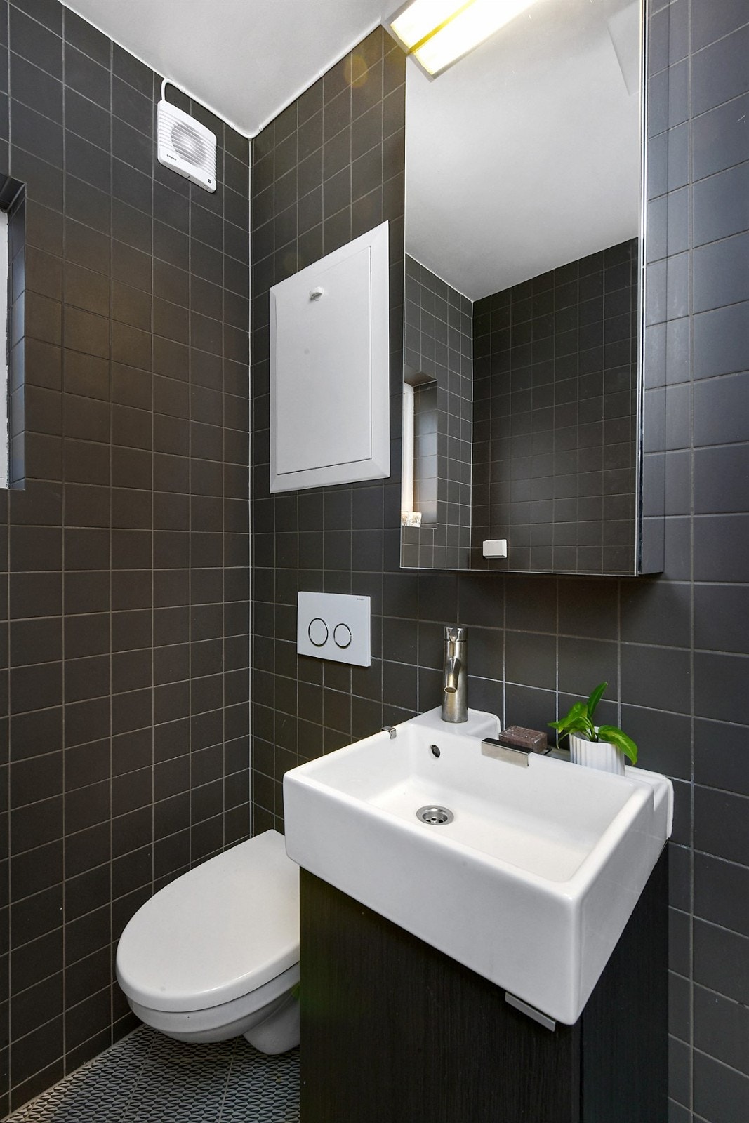 Badet har gulvvarme, elektrisk avtrekksvifte og opplegg for vaskemaskin. Galleribilde