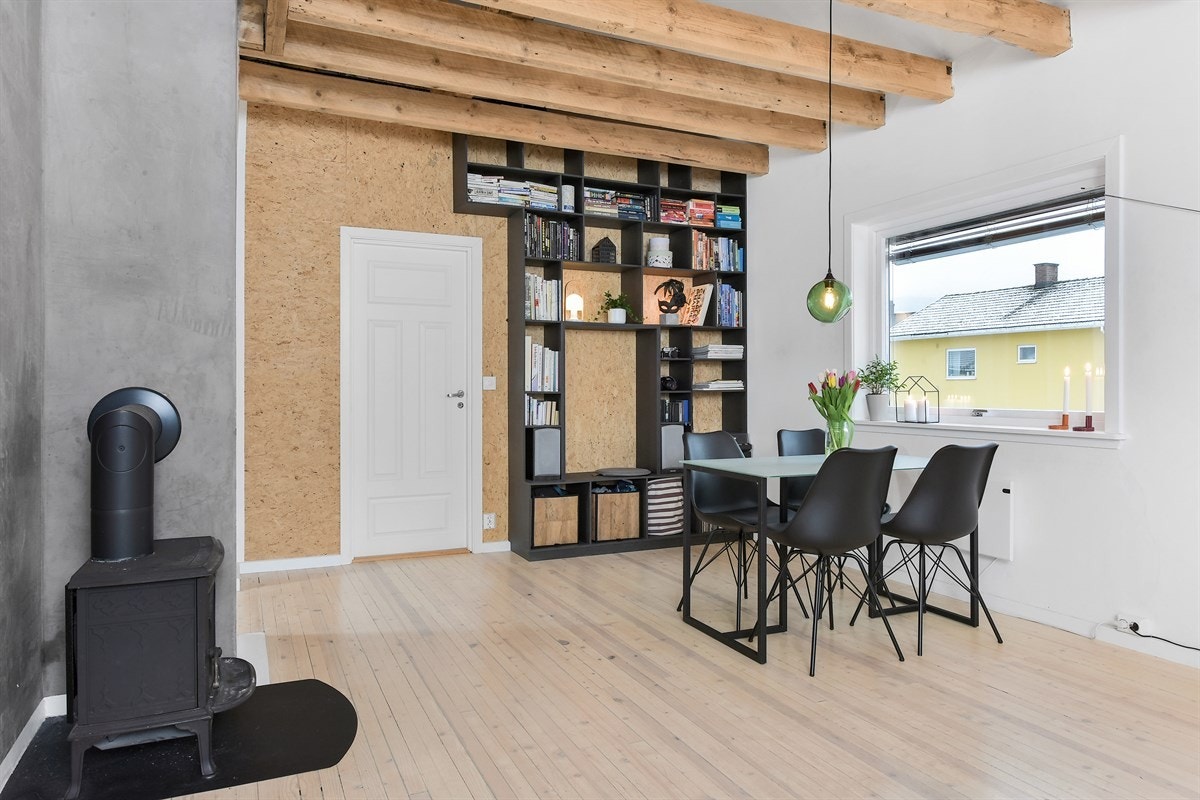 Stuen har en peis for ekstra varme og hygge. Galleribilde