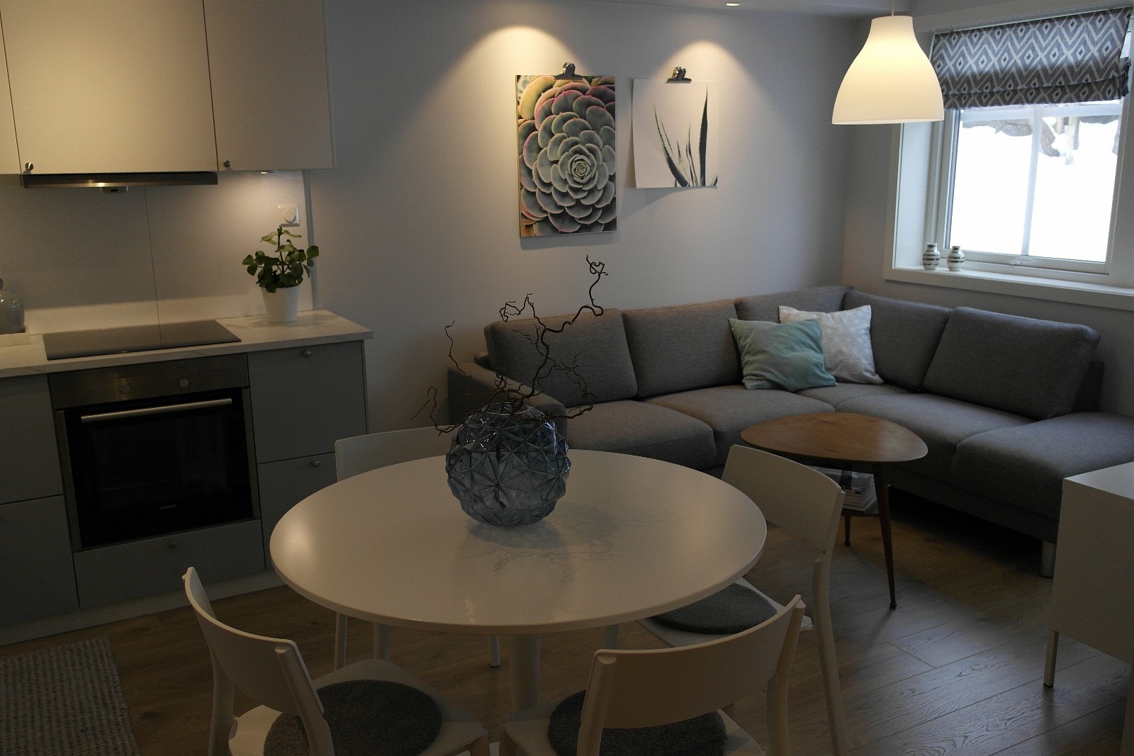 Kjøkken og stue i ett Galleribilde