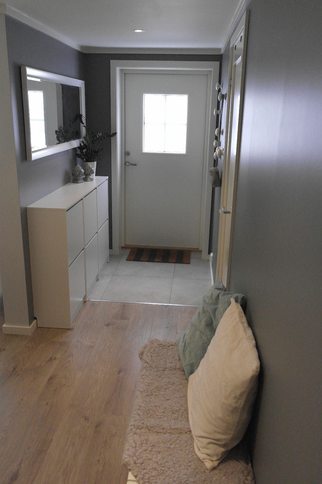 Gang med 3 stk skoskap Galleribilde