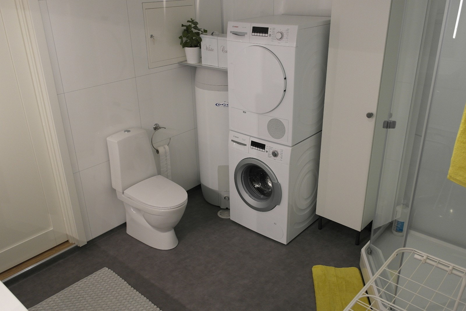 Bad/vaskerom med ny vaskemaskin og tørketrommel. Galleribilde