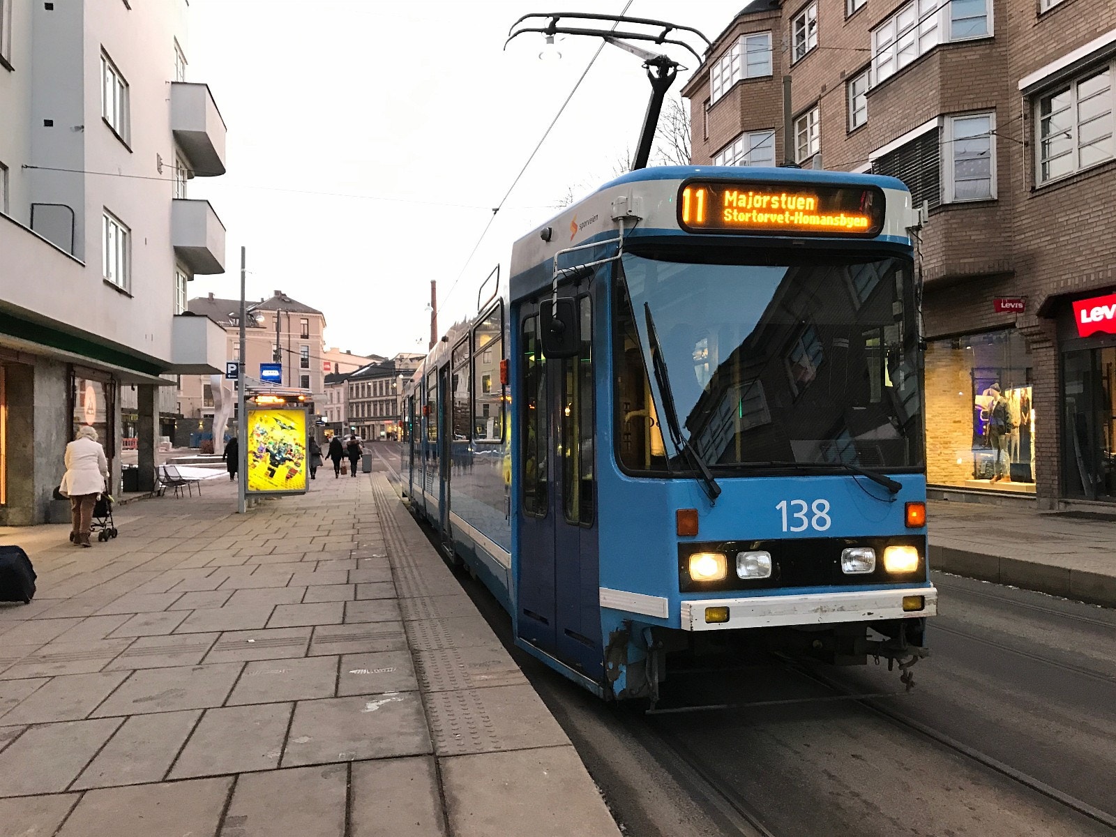 Trikk 19 Majorstuen–Ljabru er rett rundt hjørnet. Trikk 17 Gaustadalléen–Sinsen–Grefsen og 18 Gaustadalléen–Storo–Grefsen er 350 meter unna, mens buss 21 Tjuvholmen-Helsfyr T er 200 meter unna Galleribilde