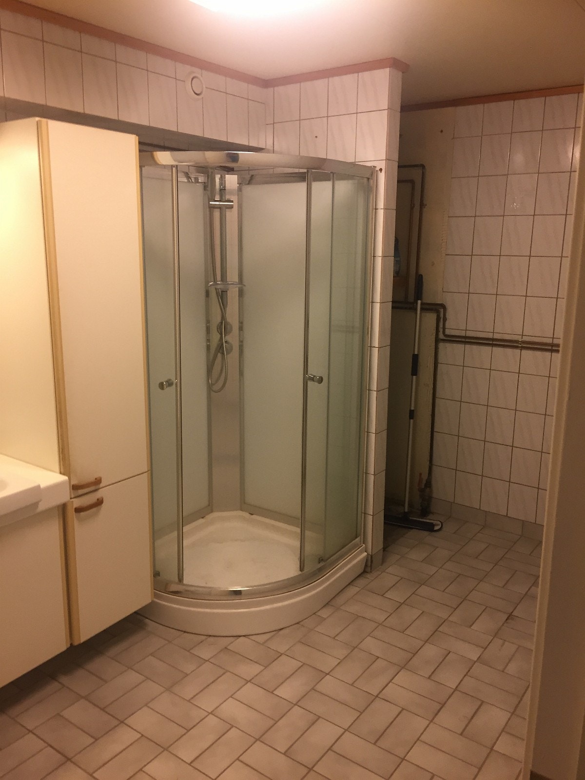 Stort bad med nytt dusjkabinett og ny 200 liter varmtvannstank. Galleribilde