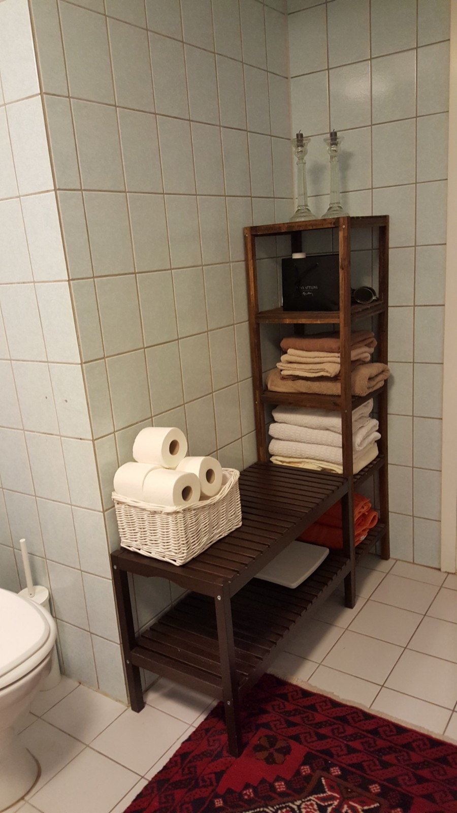 Bad. hyllen og benken tilhører leiligheten. Galleribilde