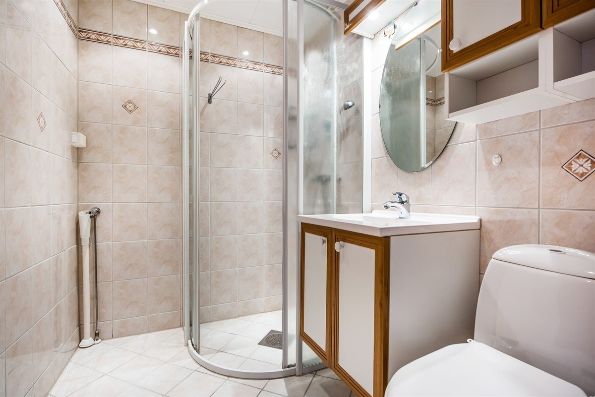 Badet er litt over 10 år gammelt og fungerer fint som det er om man ikke vil pusse opp dette i samme slengen. Galleribilde