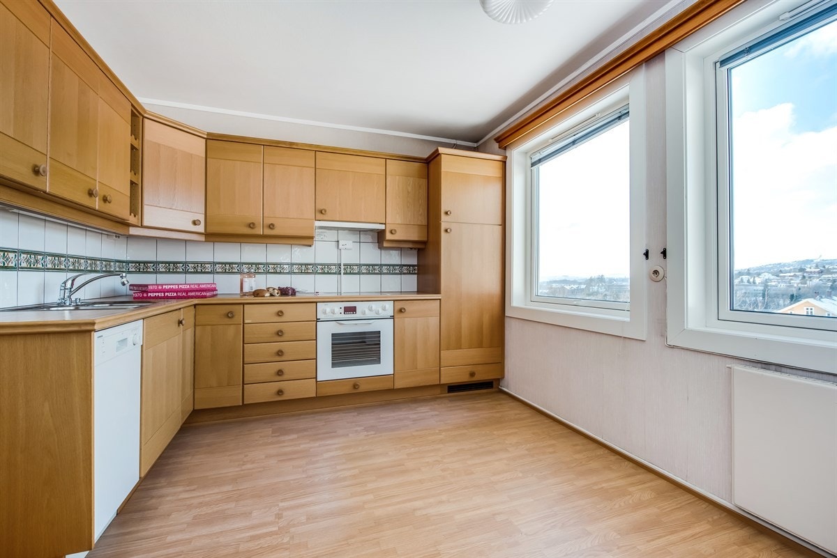 Store vinduer gir godt lys på kjøkkenet samtidig som det er hyggelig med utsikt når man står og lager mat. Galleribilde