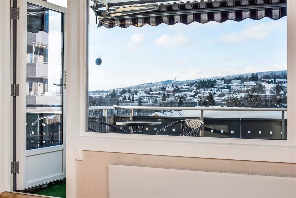 Ut fra stuevinduet har man flott utsikt utover byen. Galleribilde