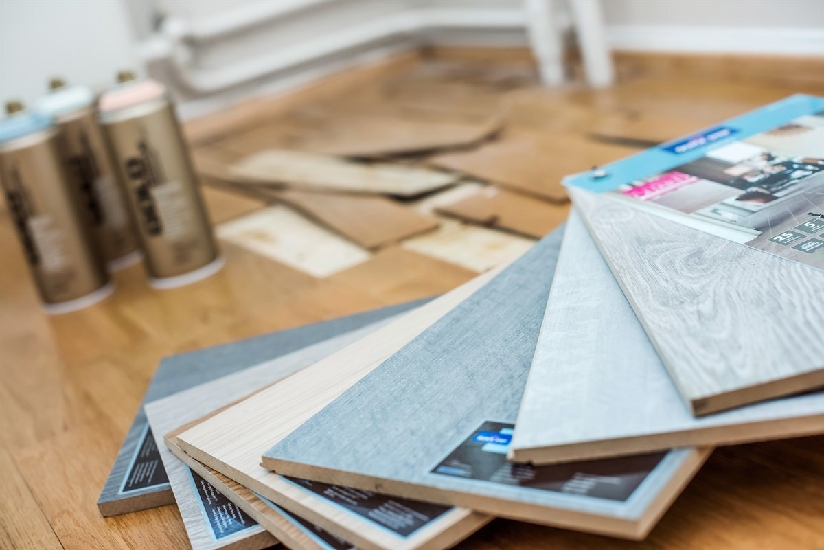 Siden gulvet er skadet byr anledningen seg til å legge nytt. Her kan man se noen eksempler på gulvprøver utlånt fra Fargerike Asker. Hos disse får man også god hjelp til valg av maling. Galleribilde