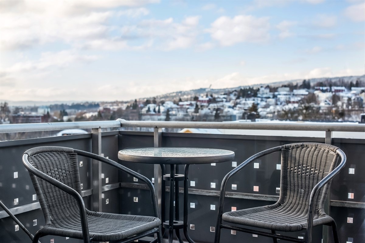 På balkongen er det god plass til møblering. Galleribilde