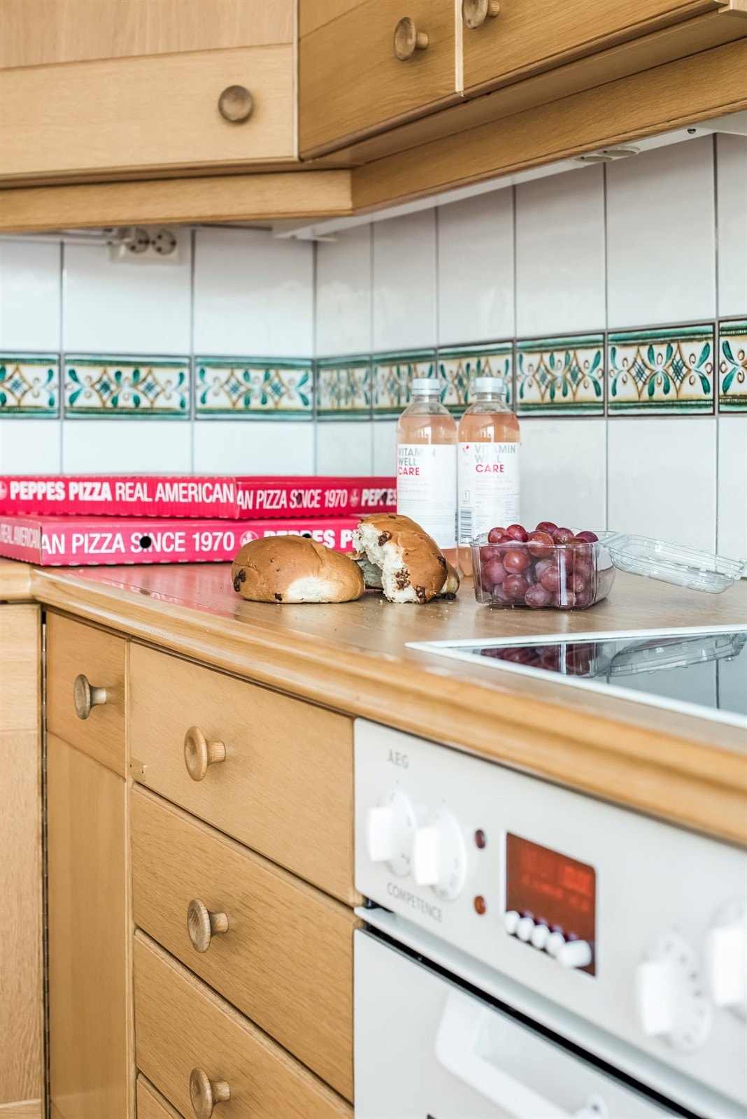 Kjøkkenet ligger i delvis åpen løsning til stuen. Galleribilde