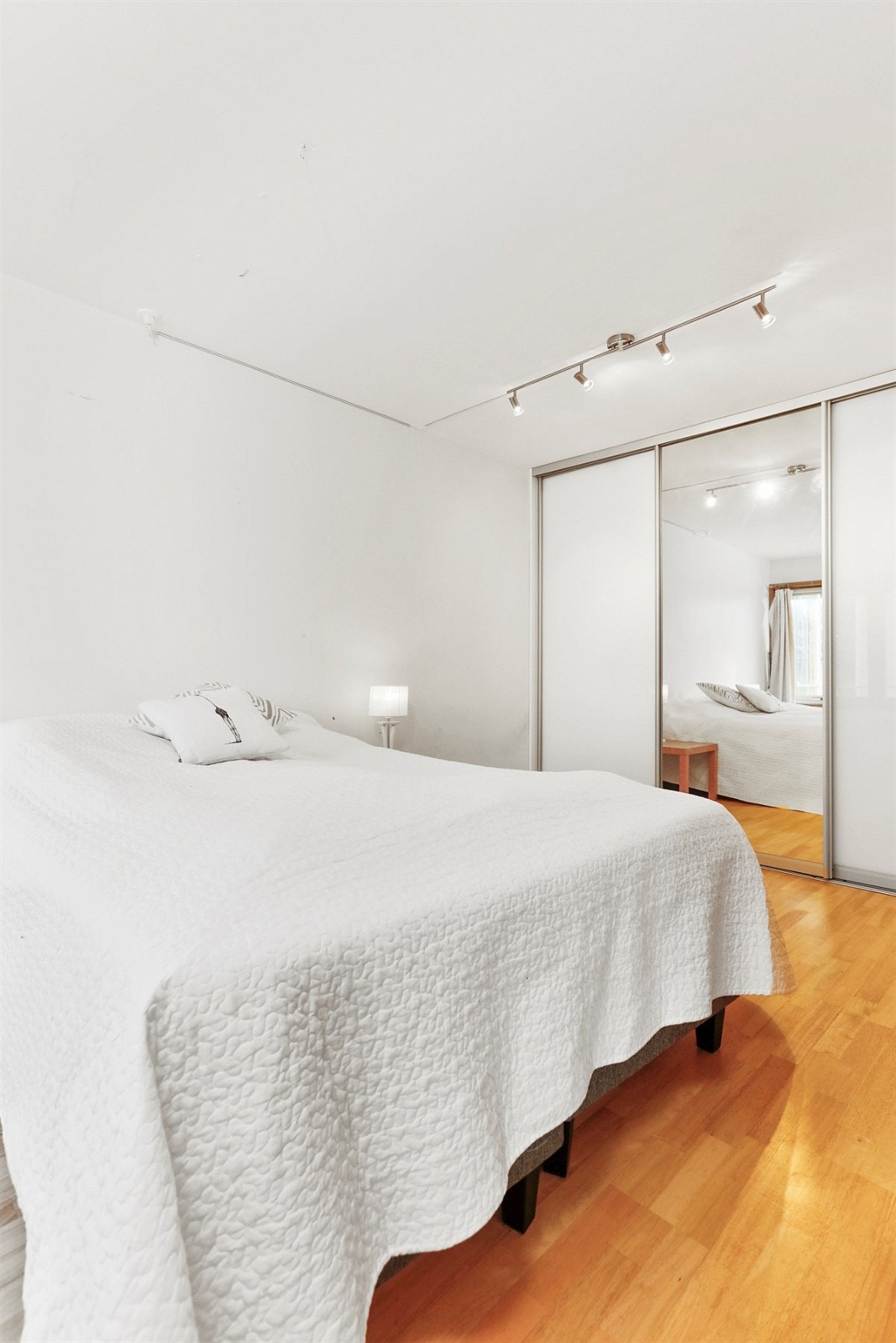 Soverom 1 med påkostet skyvedørsgarderobe som følger med leiligheten Galleribilde