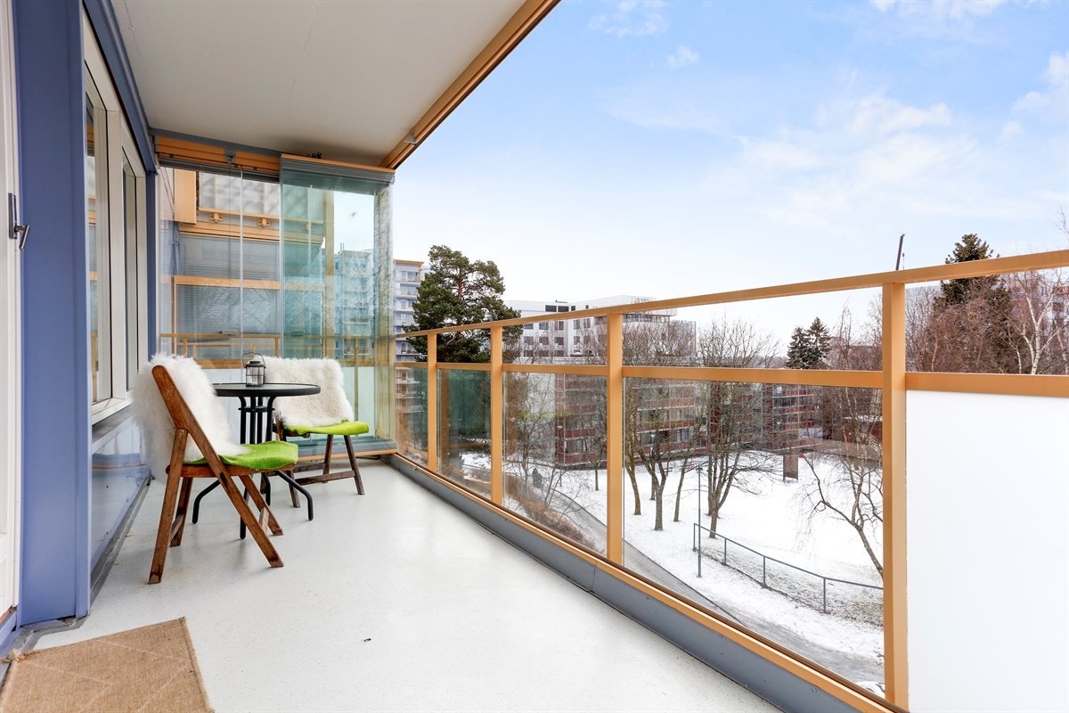 Påkostet balkong med glass som kan åpnes og trekkes til siden. Ettermiddag og kveldssol Galleribilde