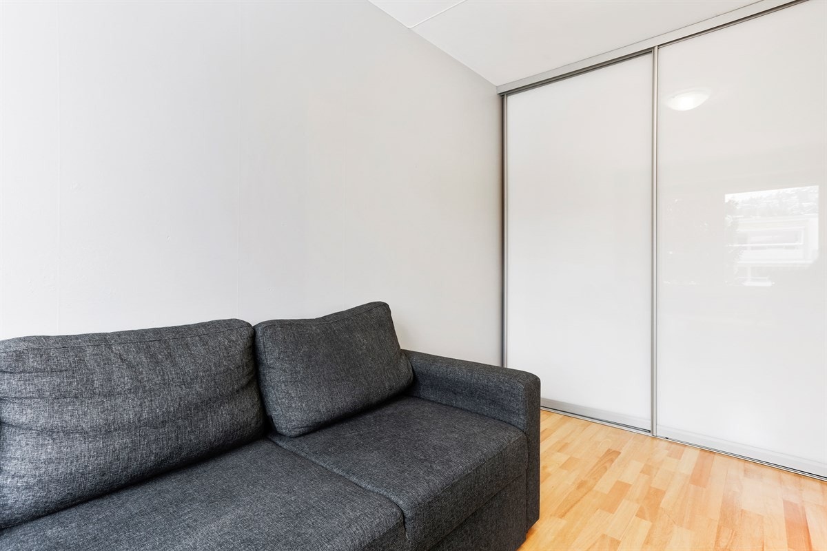 Soverom 2 med påkostet skyvedørsgarderobe som følger med leiligheten Galleribilde