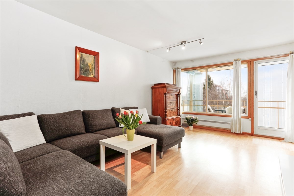 Lys og stor stue med utgang til sydvestvendt balkong Galleribilde