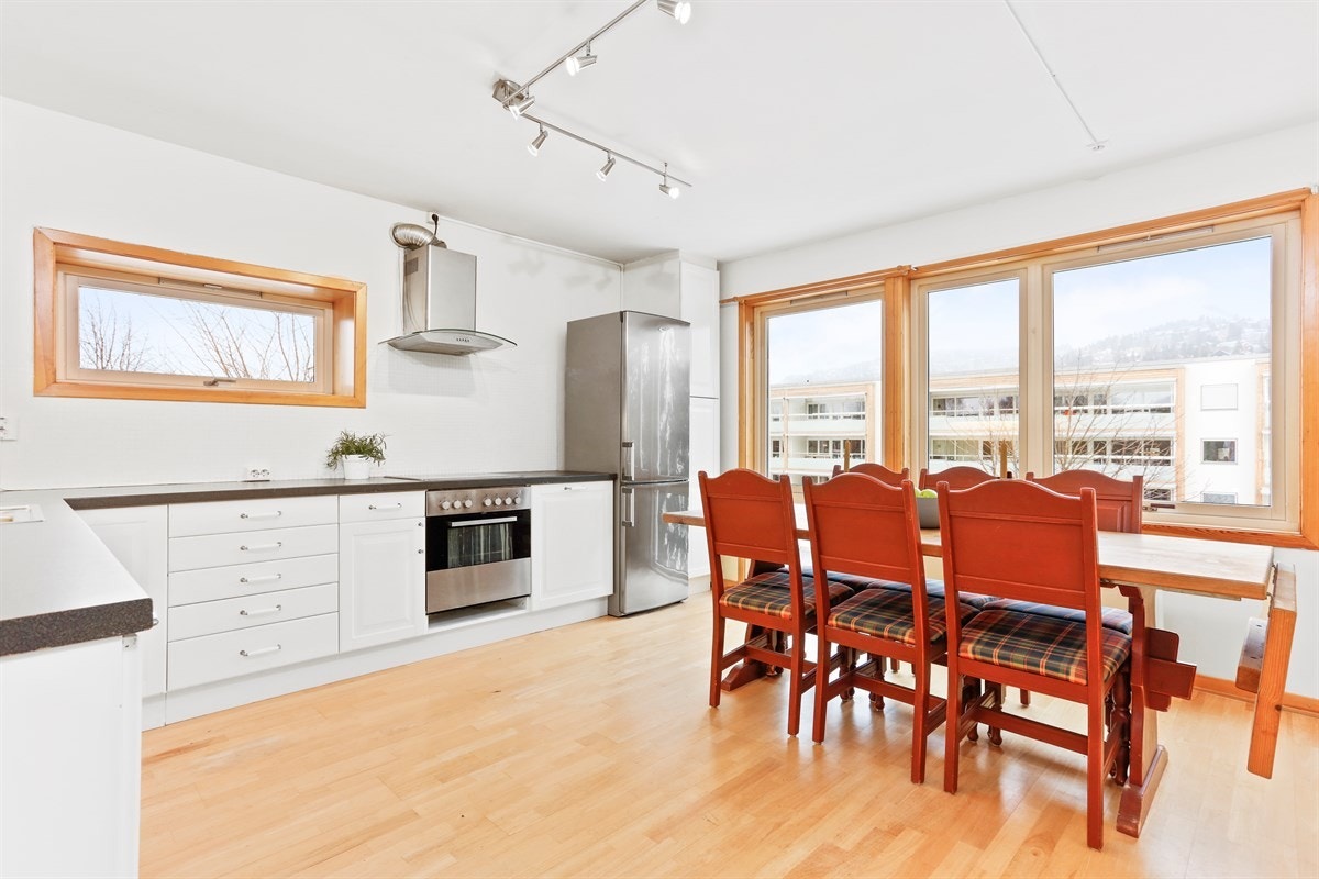 Stort kjøkken med plass til langt spisebord, utsikt mot Holmenkollen Galleribilde