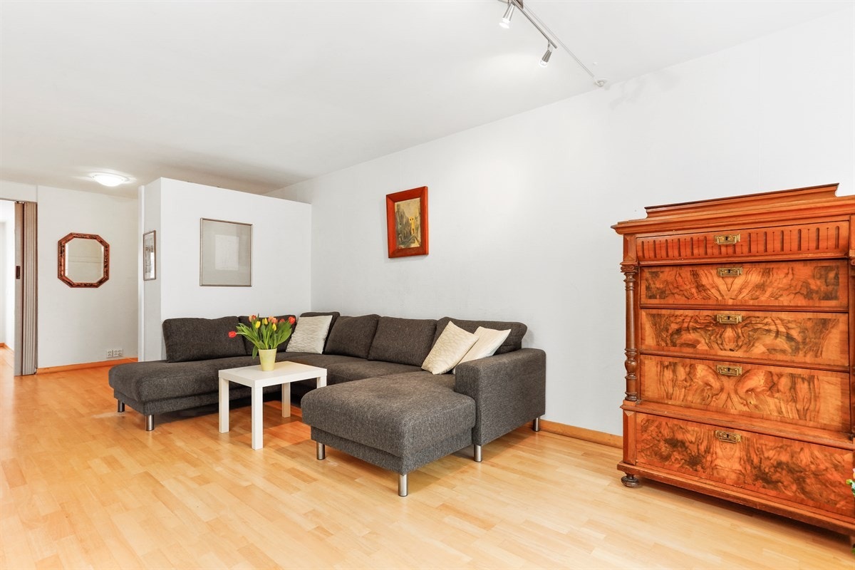 Romslig stue og flere muligheter for innredning Galleribilde