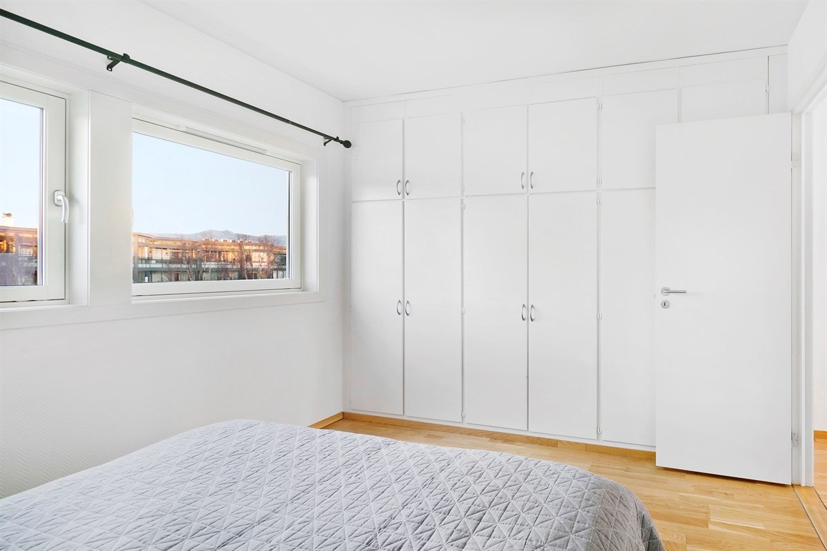 3 doble stedbygde garderobeskap. Galleribilde