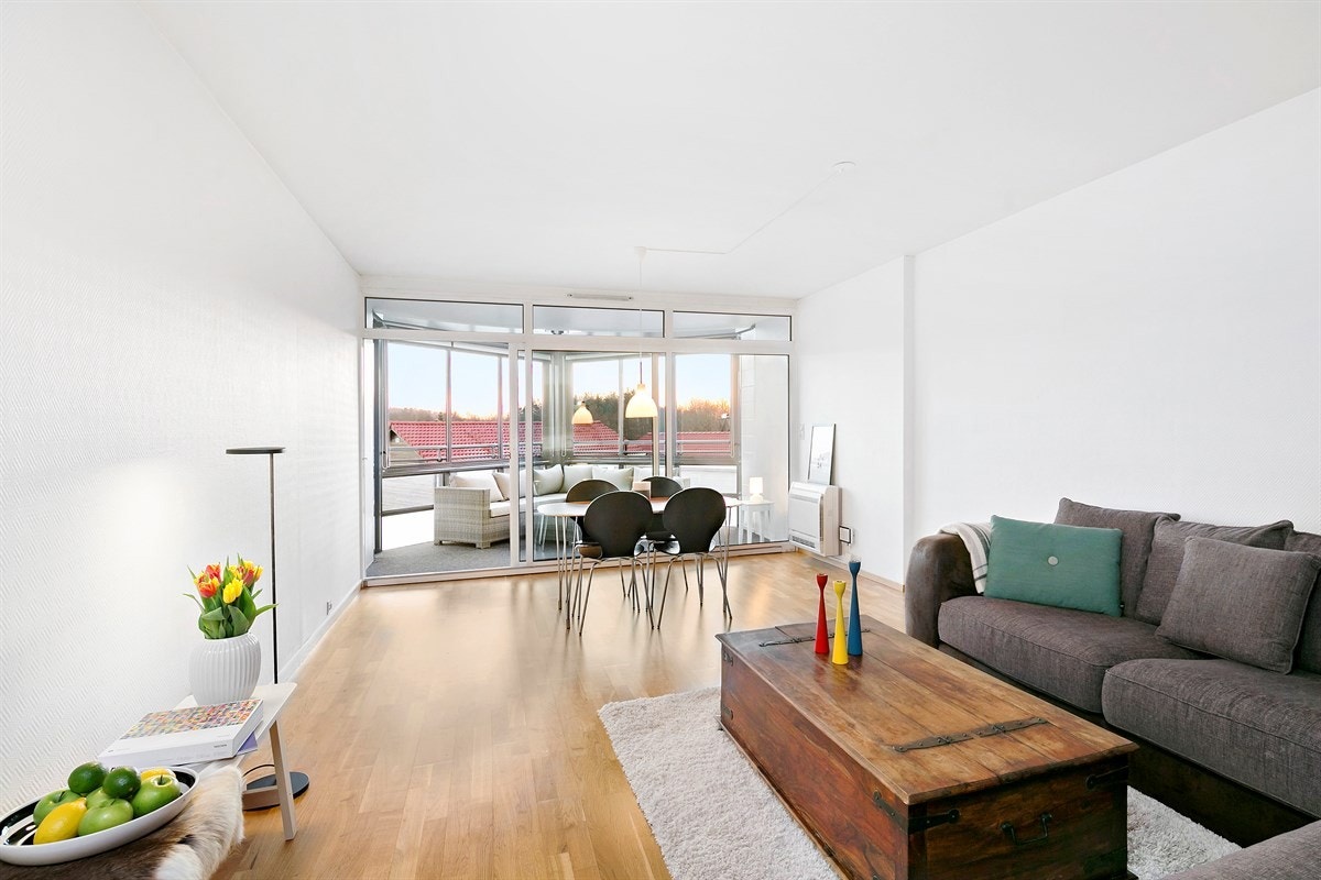 Lysmalte vegger og eikeparkett på gulv. Galleribilde