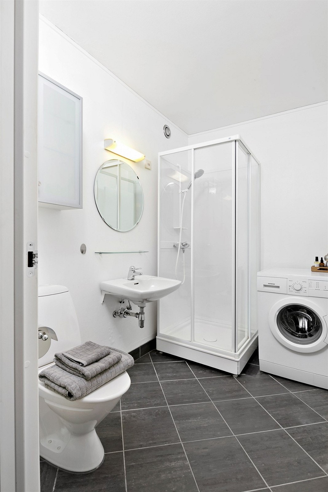 Badet ble oppusset i 2005. Varmekabler i gulv. Galleribilde