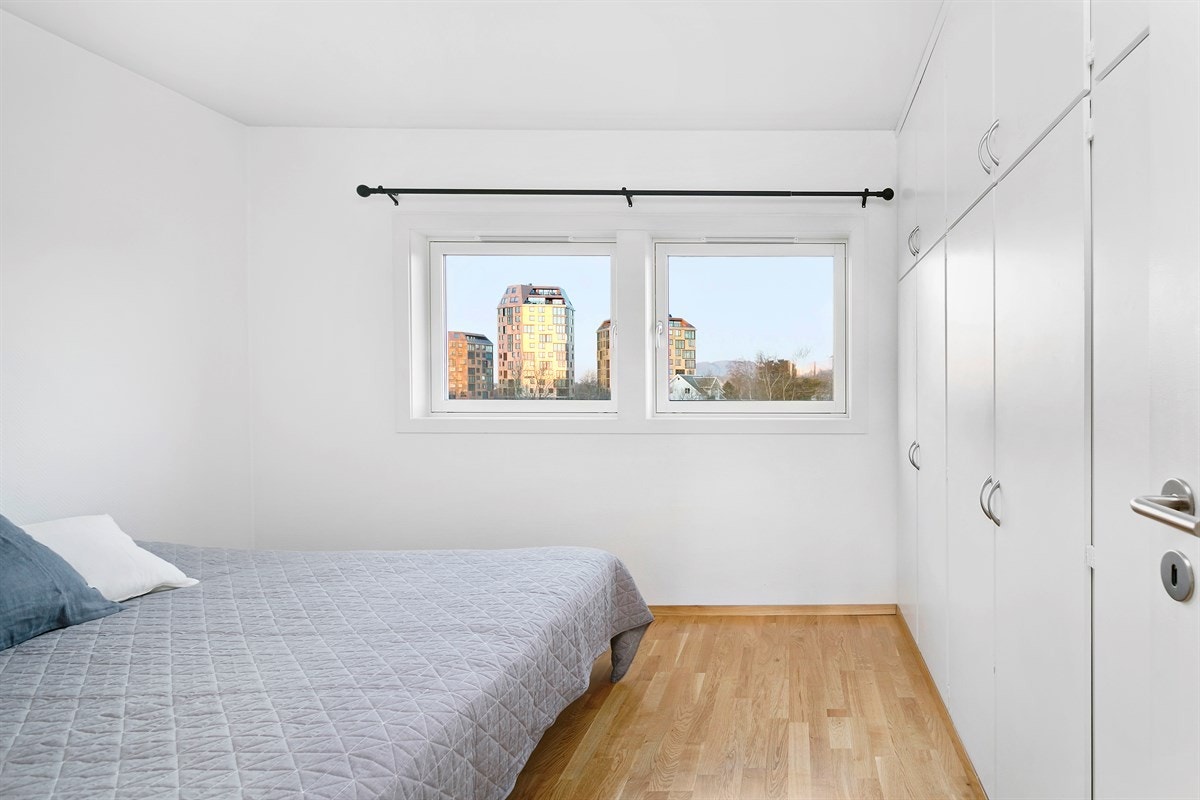 Soverommet er av god størrelse og har flott utsikt til Tre Taarn og fjellene i Daleområdet. Galleribilde